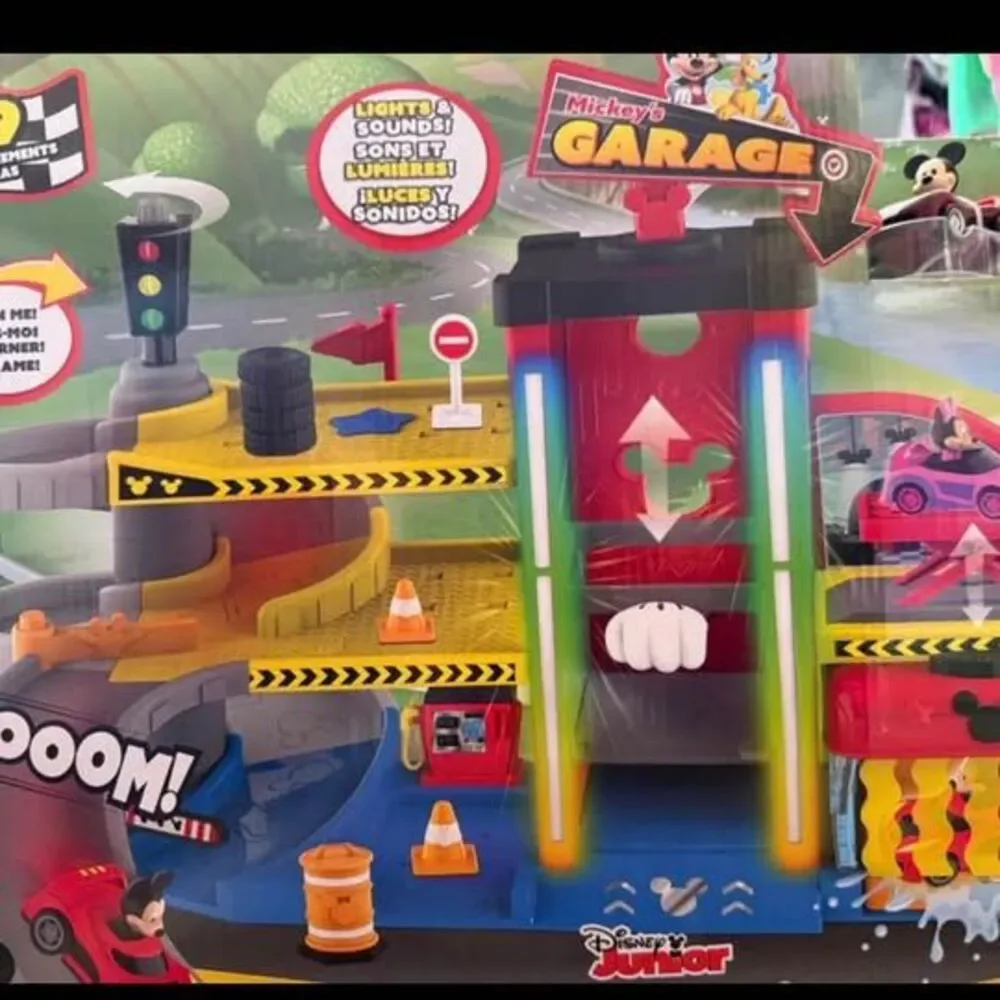 Disney Junior Mickey Mouse Ready to Race Garage, Lights and Sounds, 18-piece Veh